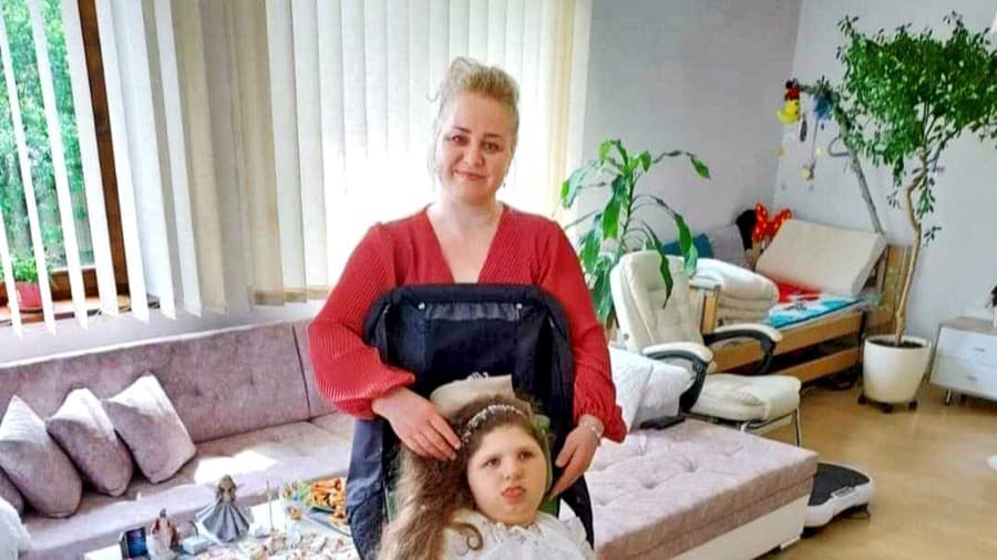 Mama Andrea je na Natálku veľmi pyšná. Zvládla dokonca i sväté prijímanie.