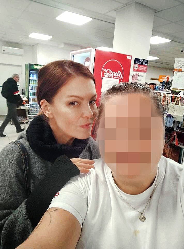 V miestnych potravinách sa s ňou odfotila predavačka.