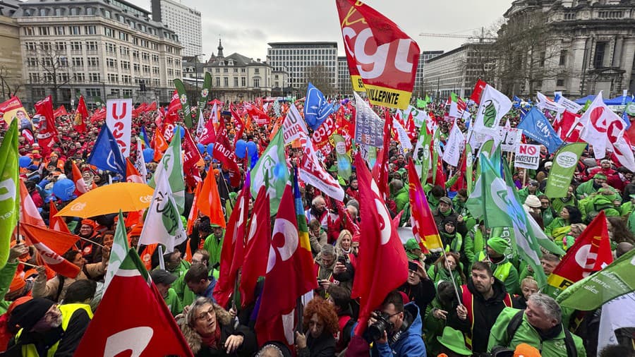 Demonštranti držia odborárske zástavy