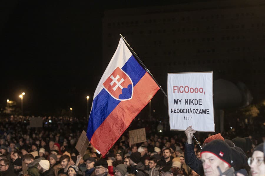 Protivládny protest pred Úradom