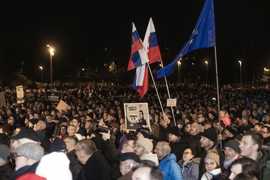 Protivládny protest pred Úradom