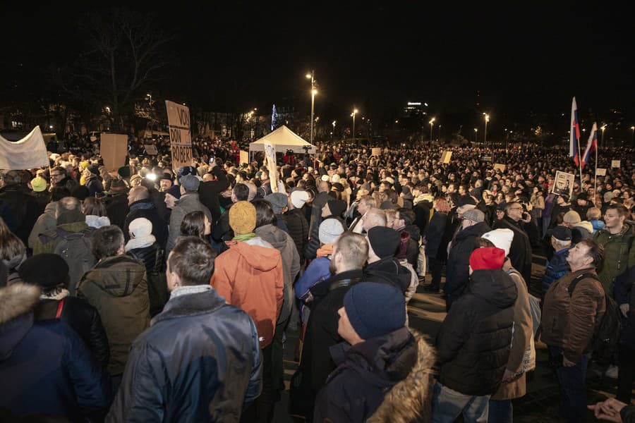 Protivládny protest pred Úradom