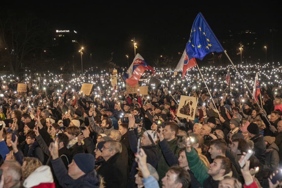 Protivládny protest pred Úradom