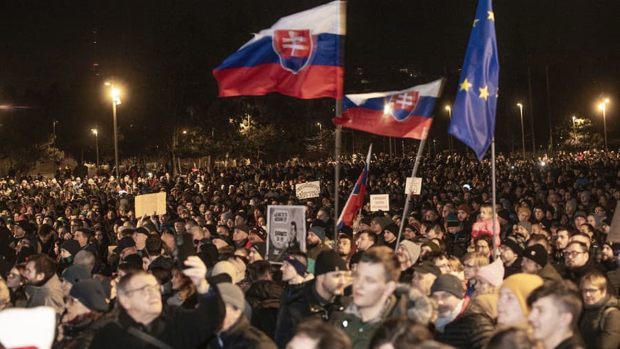 Protivládny protest pred Úradom