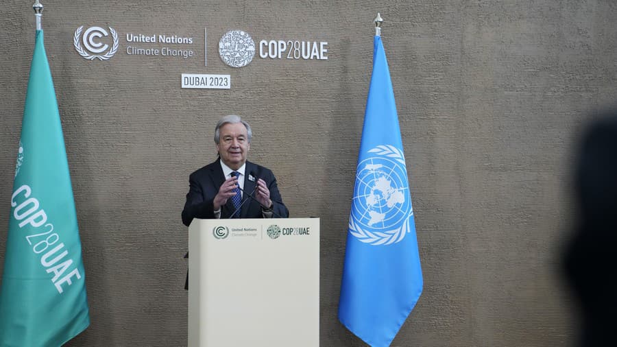 Generálny tajomník OSN António Guterres rozpráva počas tlačovej konferencie na Klimatickej konferencii OSN COP 28 v Dubaji 11. decembra 2023.