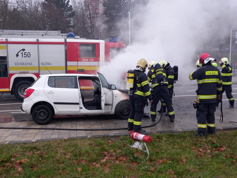 Požiar auta v Karlovej