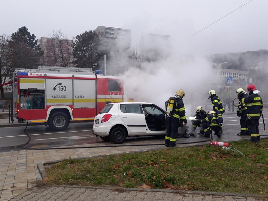 Požiar auta v Karlovej