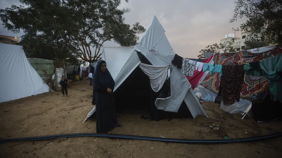 Palestínčania vysídlení izraelským bombardovaním