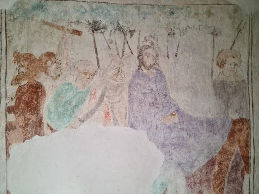 V kostolíku v Dúbravici pri Banskej Bystrici ožili vzácne fresky z prelomu gotiky a renesancie.