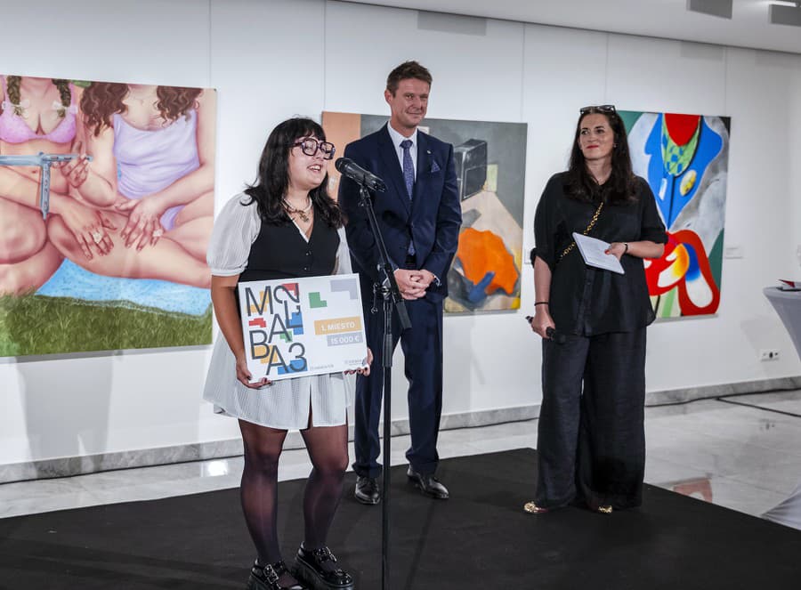 Víťazkou súťaže Maľba 2023 sa stala Dominika Kováčiková – cenu jej odovzdal predseda správnej rady Nadácie VÚB Jozef Kausich a Nina Gažovičová, odborná poradkyňa súťaže, historička umenia z Aukčnej spoločnosti SOGA.