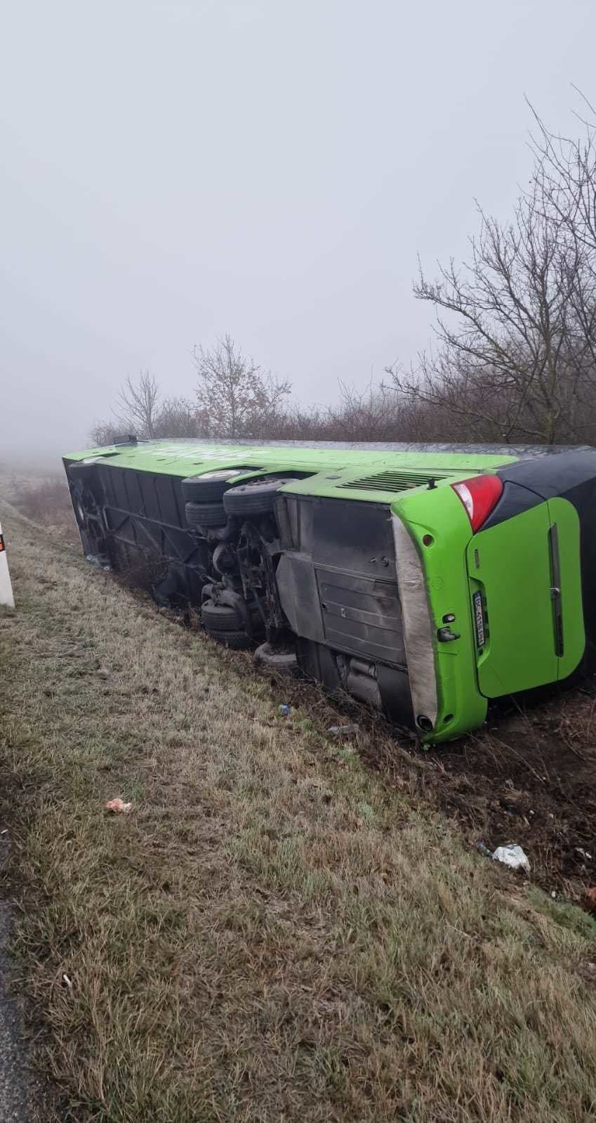 Prevrátený autobus skončil mimo