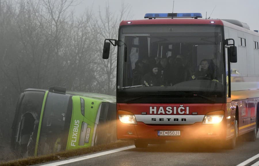 Autobus sa prevrátil pred