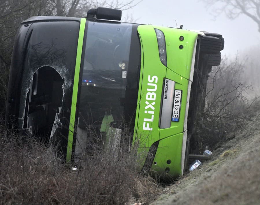 Autobus sa prevrátil pred