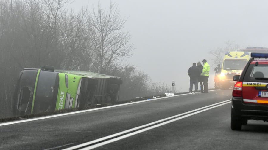 Autobus sa prevrátil pred