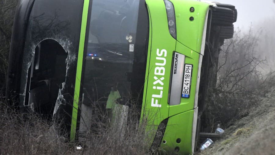 Autobus sa prevrátil pred