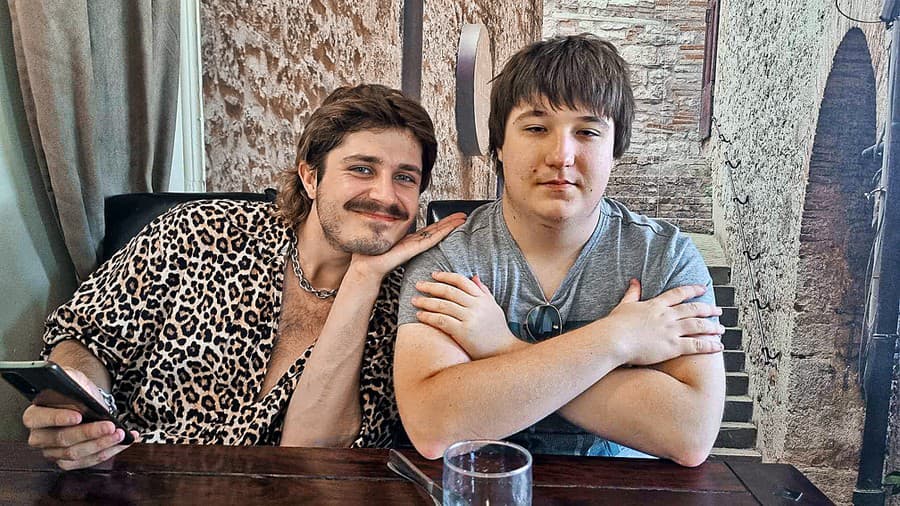 S mladším bratom Samkom boli veľkí parťáci.