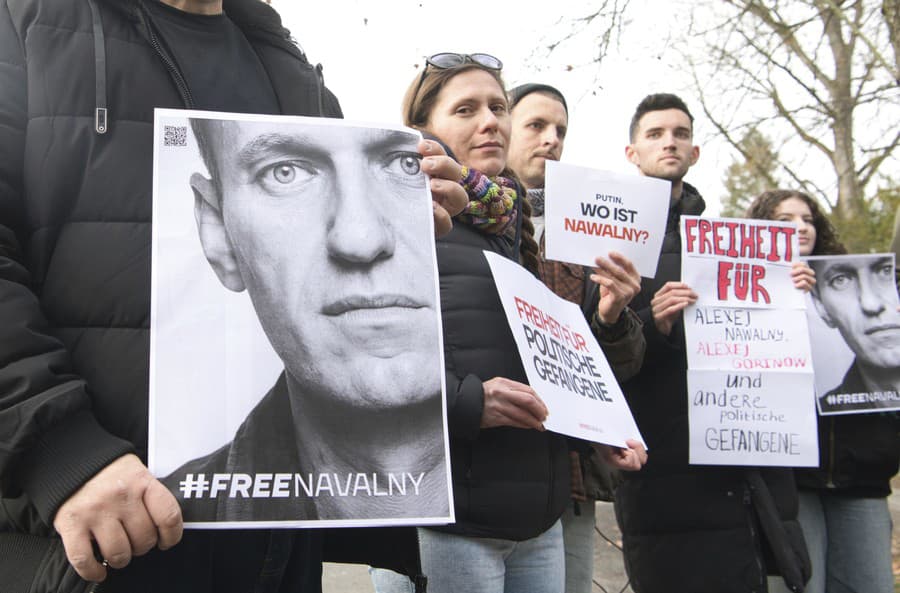 Demonštranti sa zhromažďujú pred domom ruského veľvyslanca a požadujú slobodu pre všetkých politických väzňov v Rusku vrátane Alexeja Navaľného.