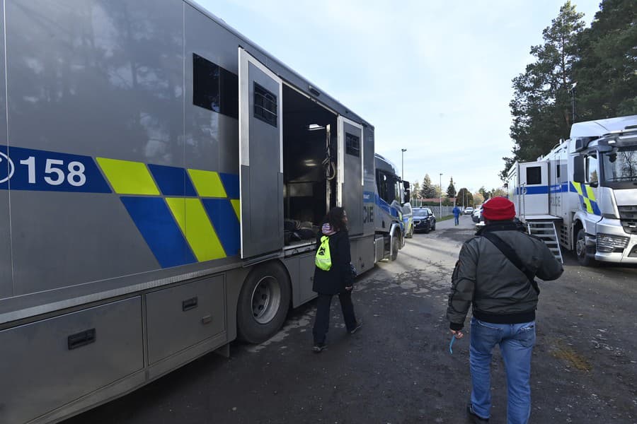 Les prehľadáva 250 policajtov,