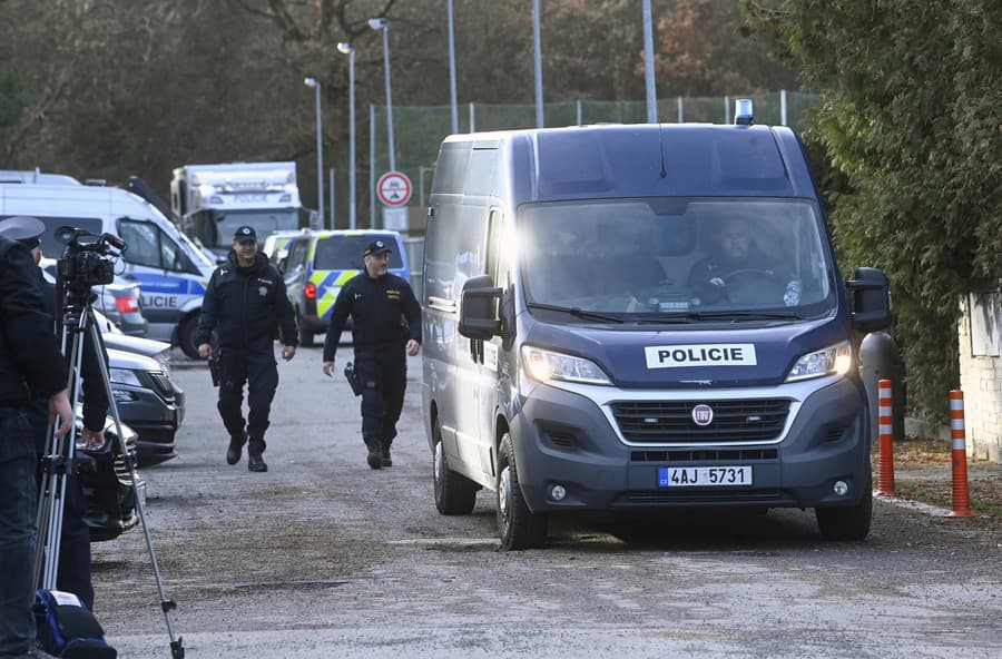 Les prehľadáva 250 policajtov,