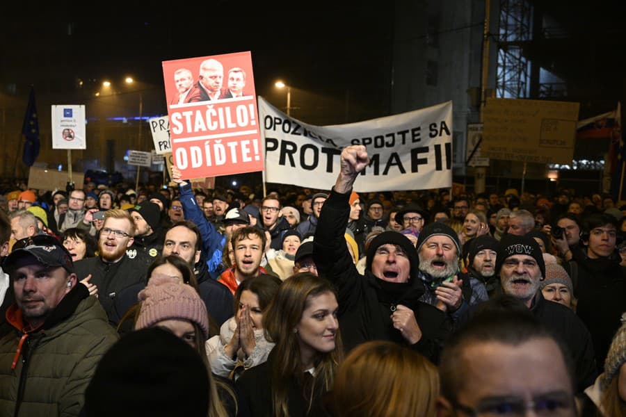 Účastníci počas protestného zhromaždenia