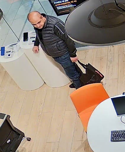 Muž v trenčianskom obchodnom centre ukradol 22 mobilných telefónov.