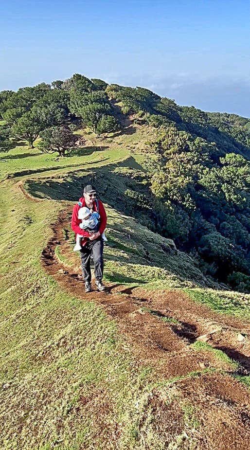 Herečkin manžel Jonatán si svoju ratolesť nosí na rukách.