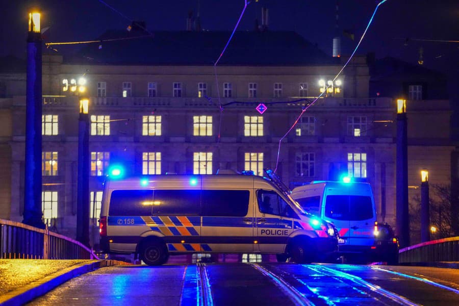 Krvavá streľba sa odohrala na Filozofickej fakulte Karlovej univerzity v Prahe.