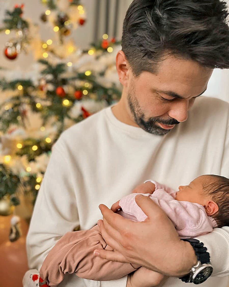 Adam Ďurica. Spevák sa stal 22. decembra tretíkrát otcom. K dvom chlapcom pribudla dcérka Adela.
