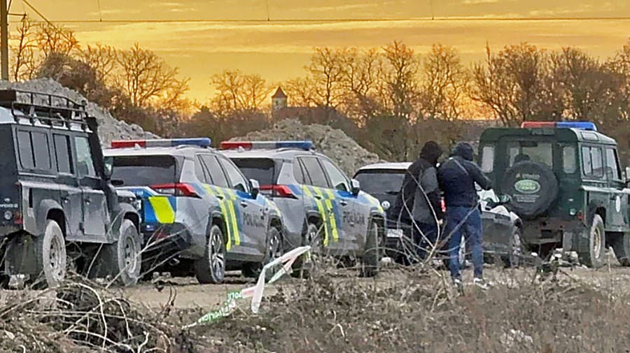 Desiatky policajtov miesto nálezu