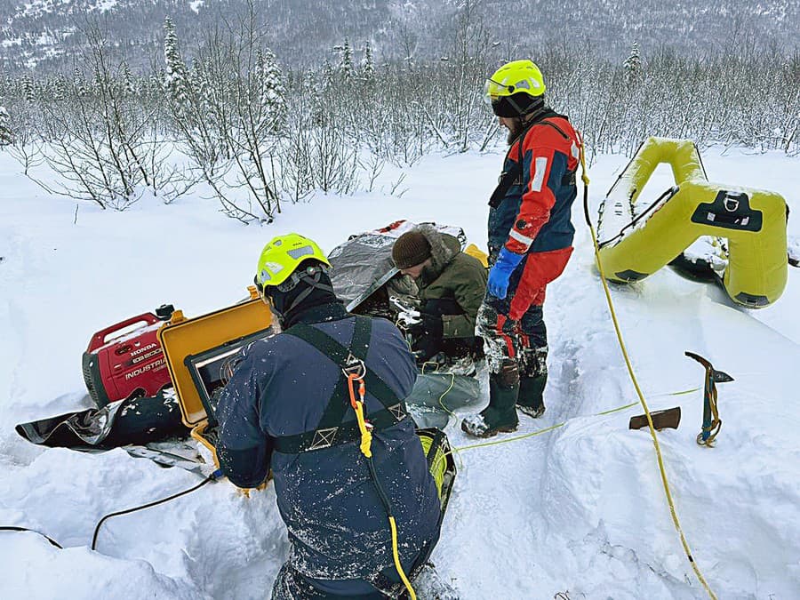 Arktické počasie sťažilo prácu pátracím a záchranným tímom.
