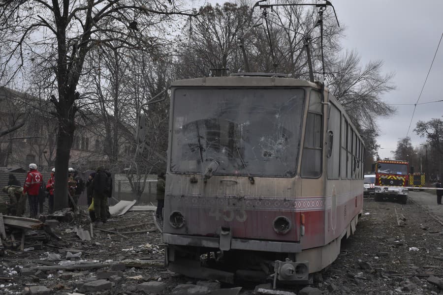 Záchranári pracujú vedľa električky,