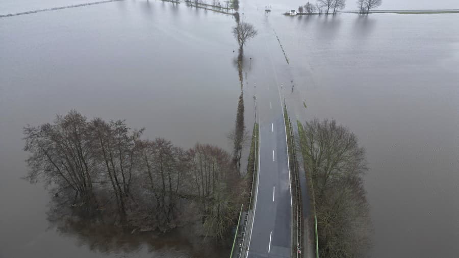 Zaplavená cesta v obci