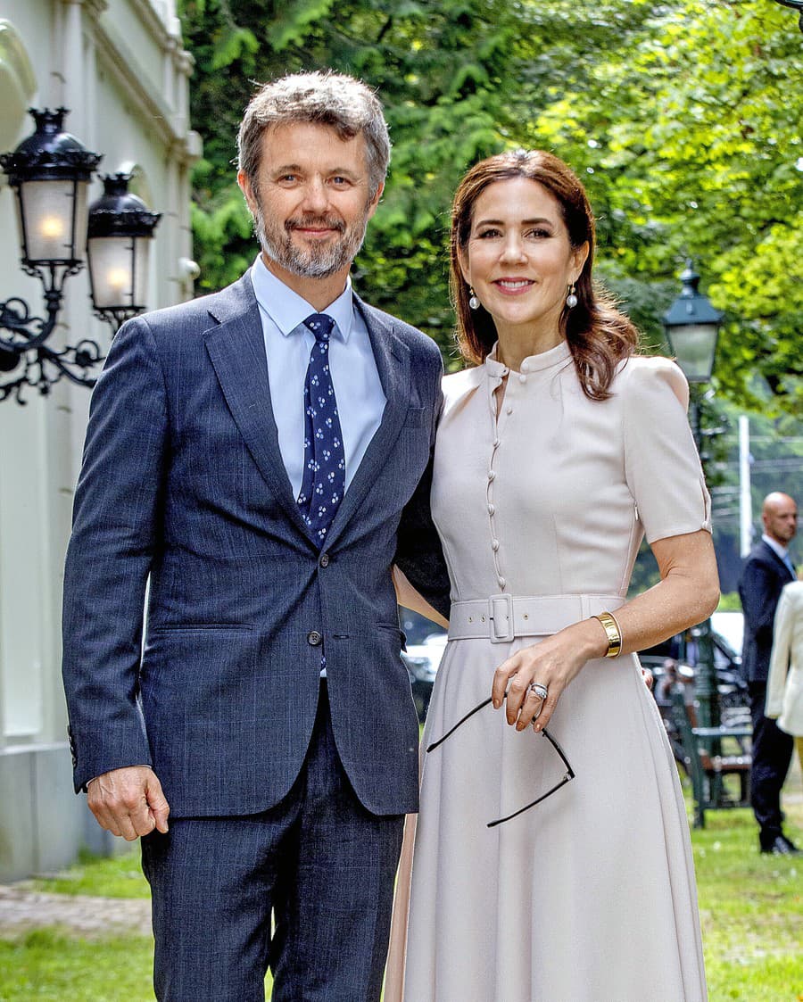 Korunný princ Frederik a austrálska princezná Mary sú manželmi 19 rokov.