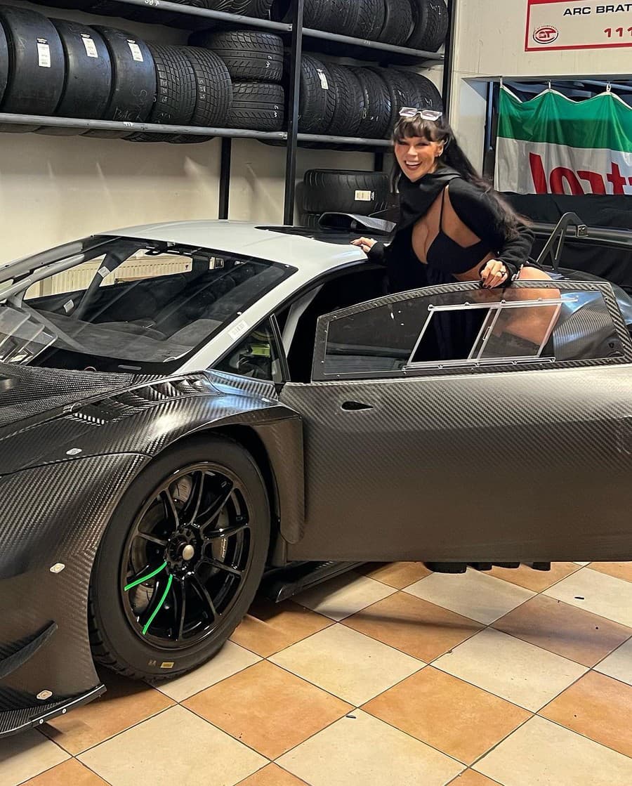 Rebecca Justh sa na záberoch obnažila pri luxusnom aute a ukázala božské telo.