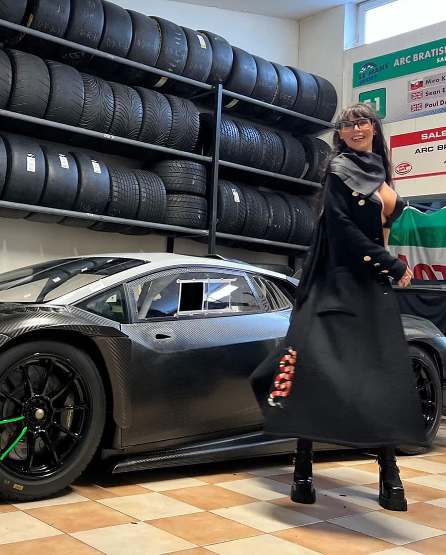 Rebecca Justh sa na záberoch obnažila pri luxusnom aute a ukázala božské telo.