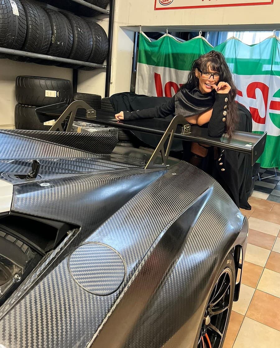 Rebecca Justh sa na záberoch obnažila pri luxusnom aute a ukázala božské telo.