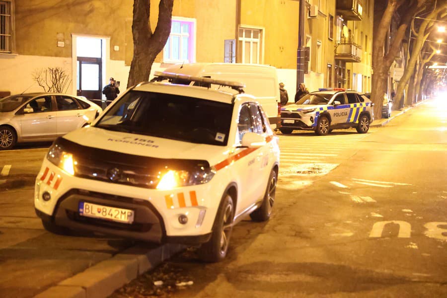 Vchod do bytovky, kde k vražde došla, strážila polícia.