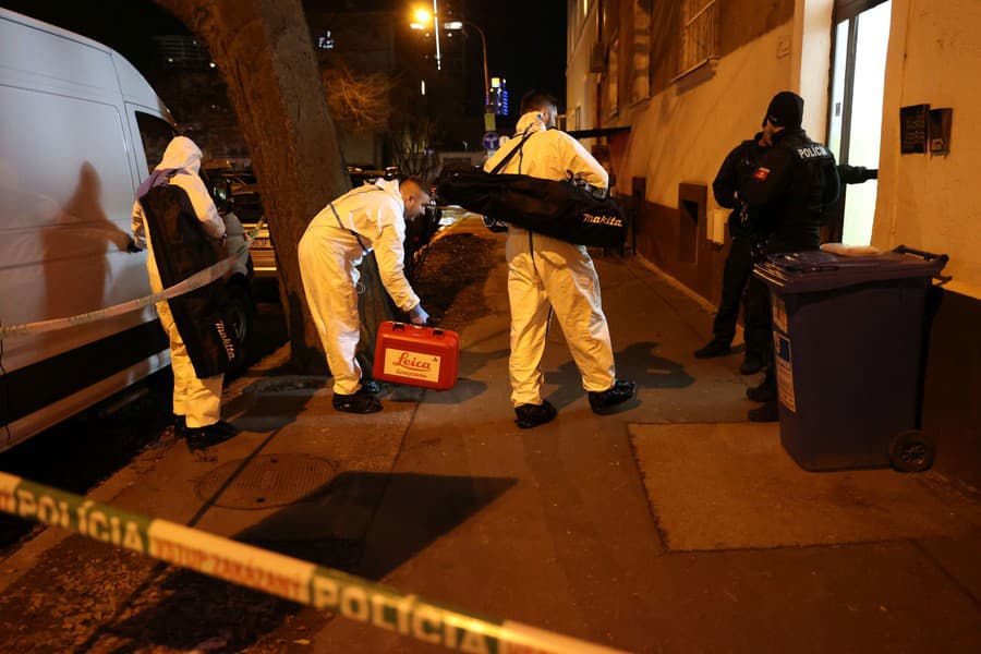 Vchod do bytovky, kde k vražde došla, strážila polícia.
