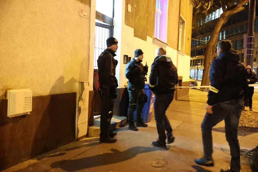 Vchod do bytovky, kde k vražde došla, strážila polícia.