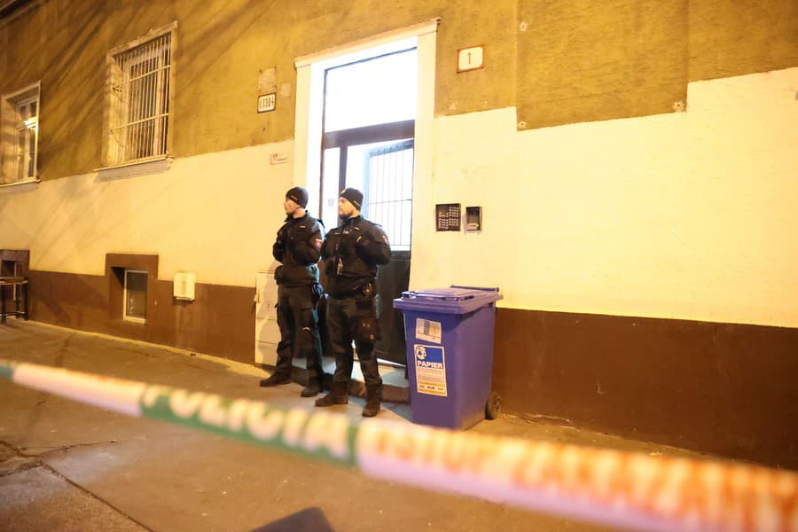 Vchod do bytovky, kde k vražde došla, strážila polícia.
