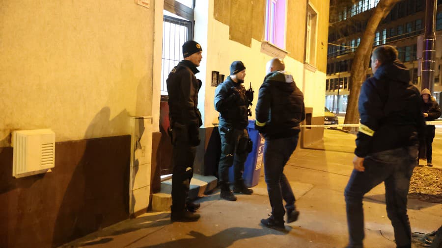 Vchod do bytovky, kde k vražde došla, strážila polícia.