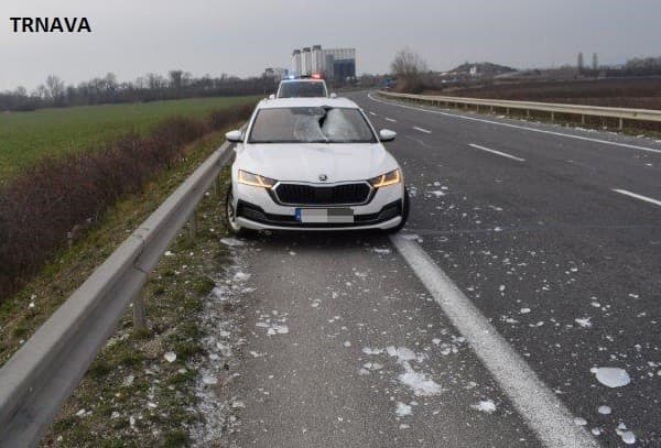 Uvoľnené kusy ľadu z