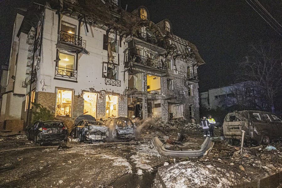 Hasič zasahuje po ruskom raketovom útoku, ktorý zasiahol hotel v centre ukrajinského mesta Charkov.