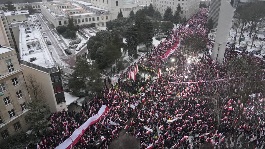 Proti krokom vlády protestovali