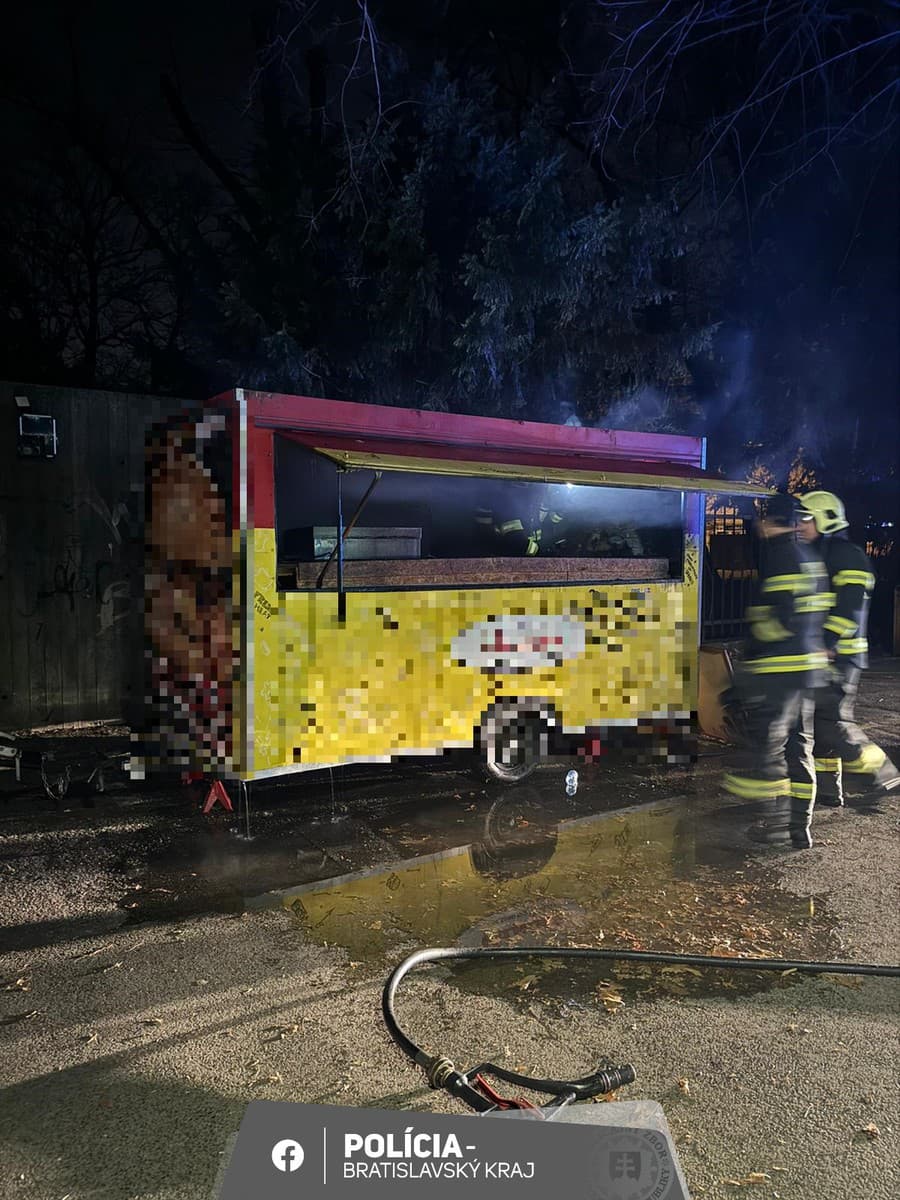 Polícia vyšetruje požiar prívesu s rýchlym občerstvením.