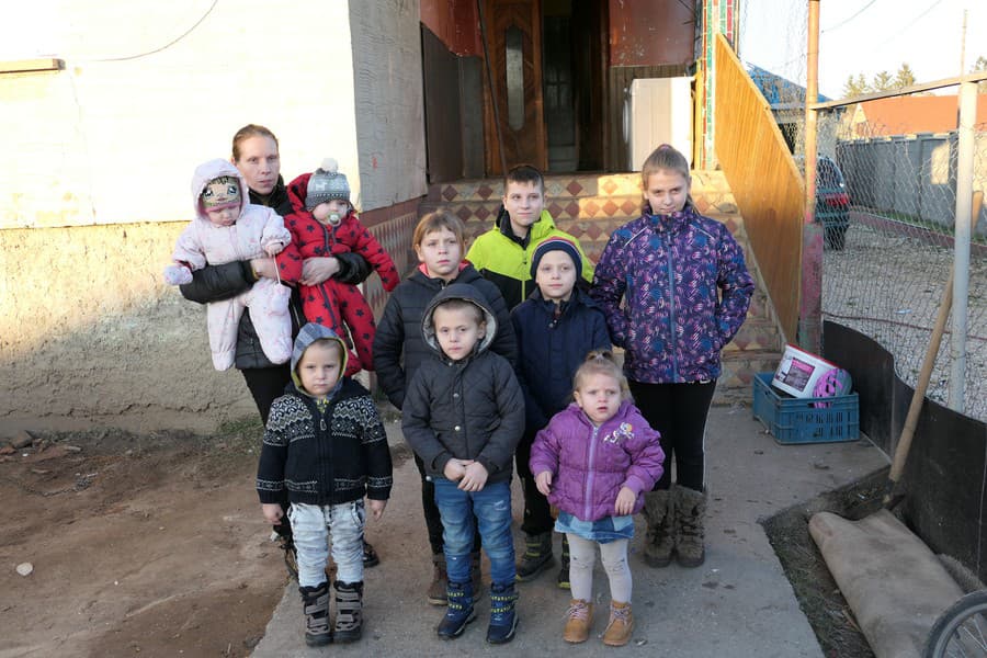 mama Nikoleta (27), Lilla (8 mes.), Denis (8 mes.), Marika (8), Andres (12), Erik (7), Miguel (3), Teo (5), Lusy (2)