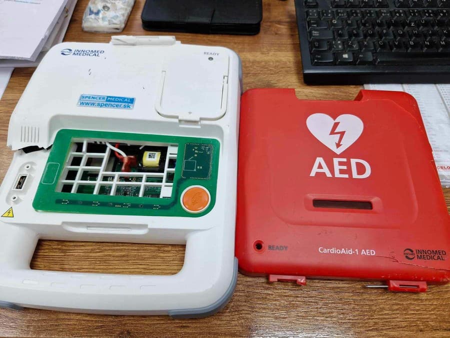 Vandal zničil prístroj AED,