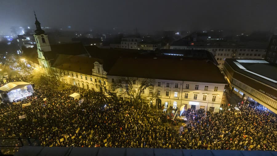 Na snímke ľudia počas