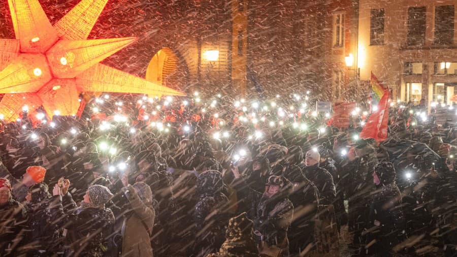 Ľudia protestujú počas demonštrácie