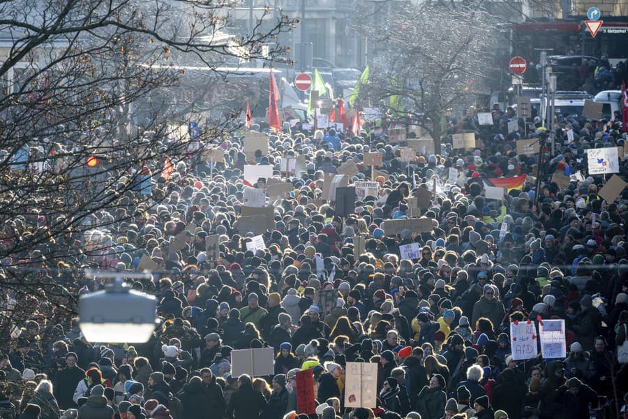 Masové protesty v Nemecku.